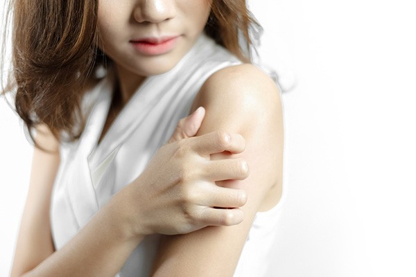 乾燥肌対策に!効果が期待できるアロマオイルは?